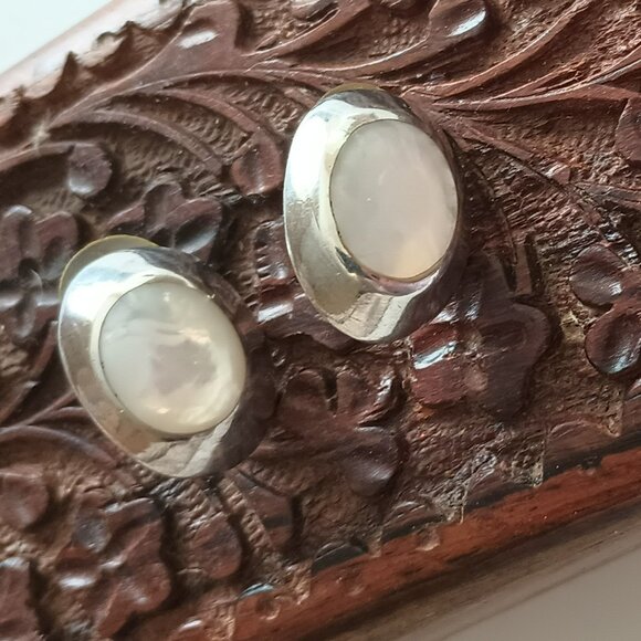 925 Oval Mother of Pearl Earrings Sterling Silver Pierced - Picture 2 of 12